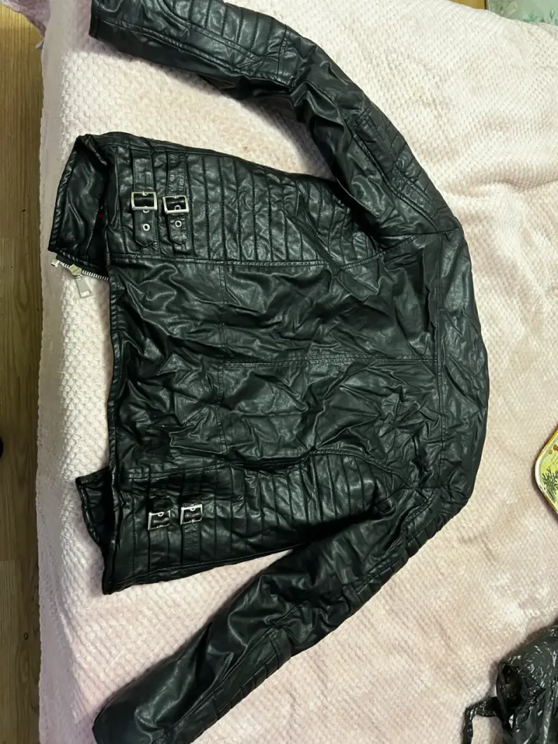 Chaqueta negra de cuero con cierres - 2