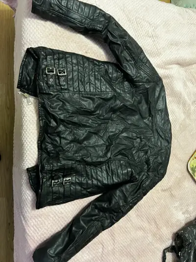 Chaqueta negra de cuero con cierres - miniatura 2