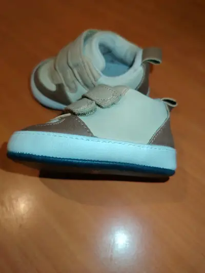 Zapatos de bebé beige con velcro - miniatura 2