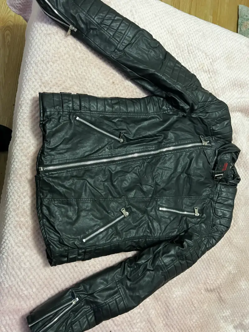 Chaqueta negra de cuero con cierres - 3