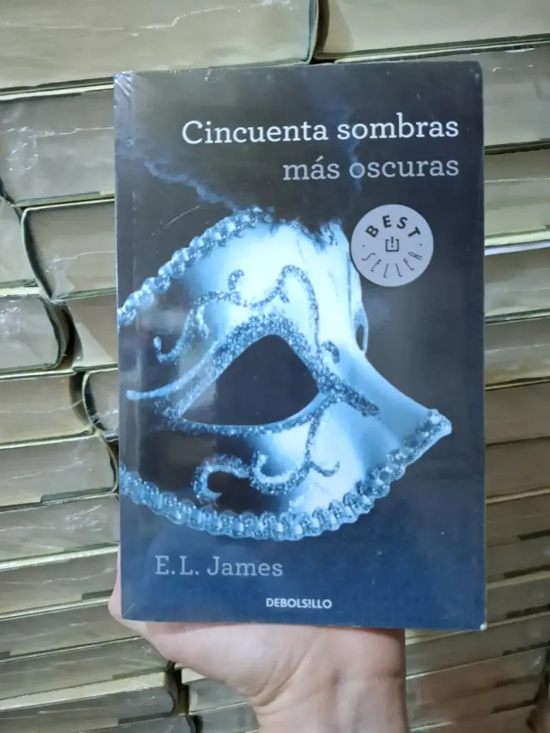 Libro Cincuenta sombras más oscuras - 1