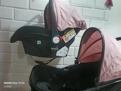 Coche de bebé rosa y negro - miniatura 1