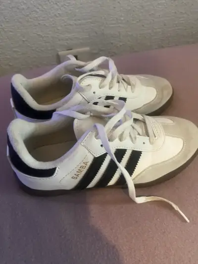 Zapatillas blancas con rayas negras - miniatura 1
