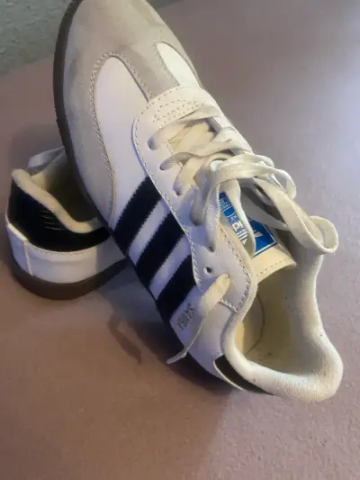 Zapatillas blancas con rayas negras - miniatura 2