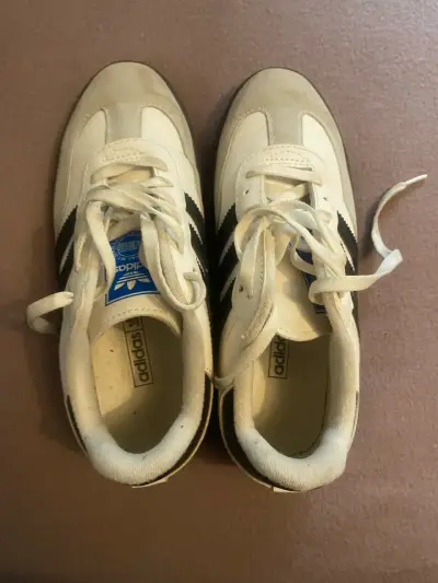 Zapatillas blancas con rayas negras - miniatura 3