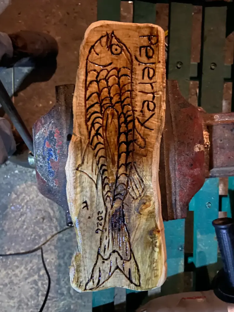 Se hacen tallados en madera - 1