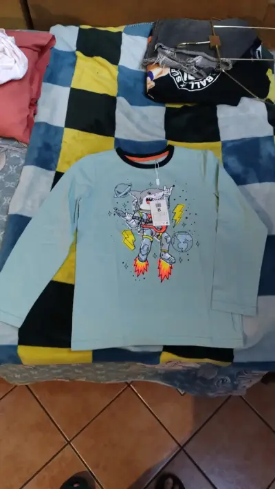 Polera de niño con dinosaurio - miniatura 3