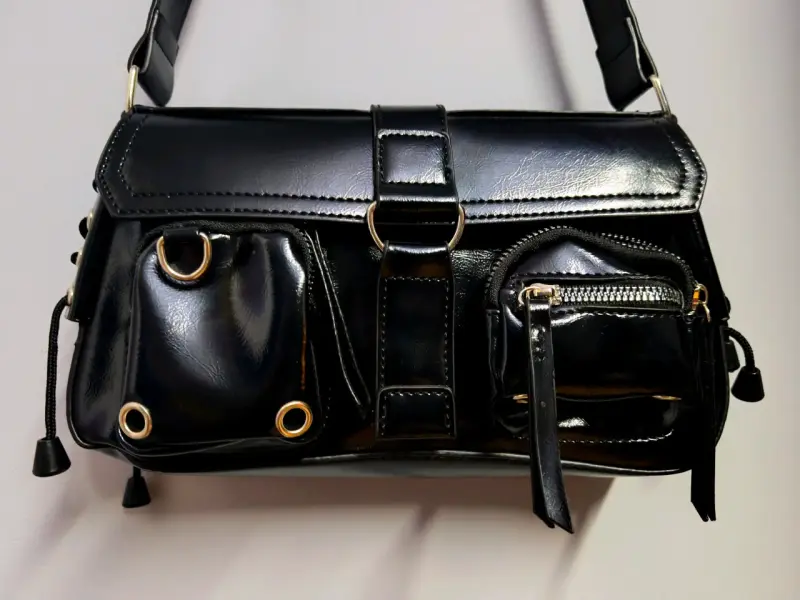 Cartera cuerina negra con bolsillos