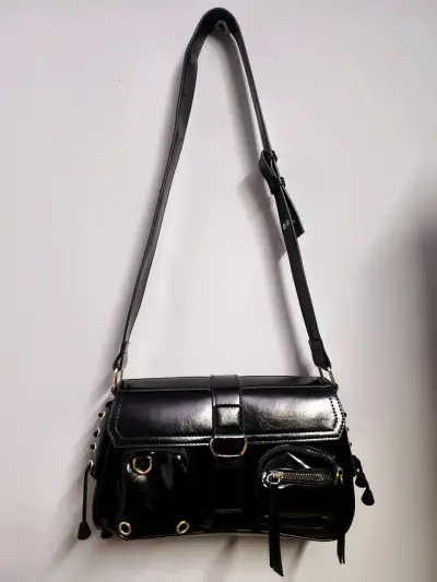 Cartera cuerina negra con bolsillos - miniatura 2
