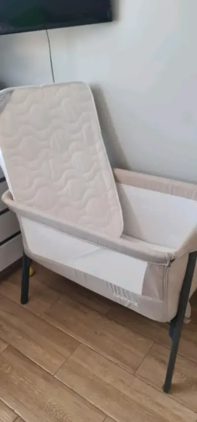 Cuna de bebé beige con colchón - miniatura 1