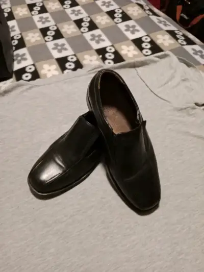 Zapatos formales negros de cuero. - miniatura 1