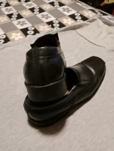 Zapatos formales negros de cuero. - miniatura 2