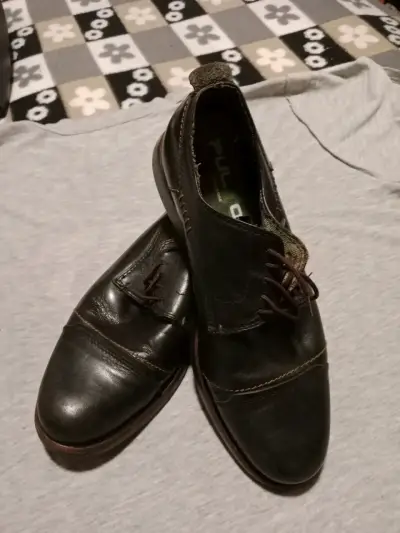 Zapatos formales negros de cuero. - miniatura 4