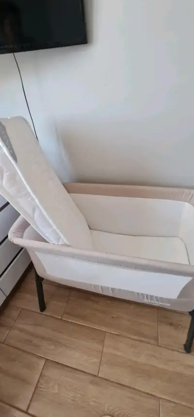 Cuna de bebé beige con colchón - miniatura 2
