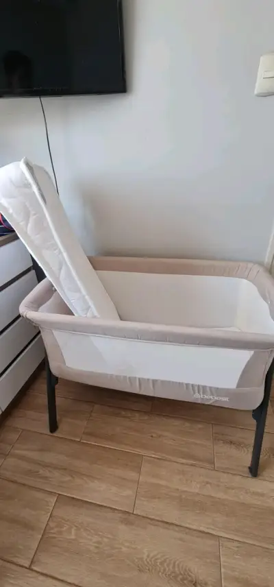 Cuna de bebé beige con colchón - miniatura 3