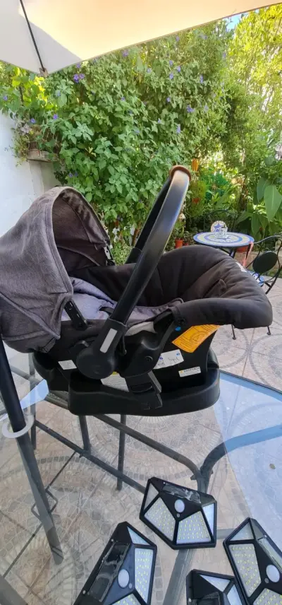 Silla de auto para bebé gris - miniatura 1