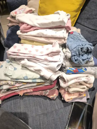 Ropa bebé variada - miniatura 1