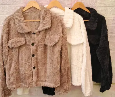 Chaqueta de peluche en varios colores - miniatura 1