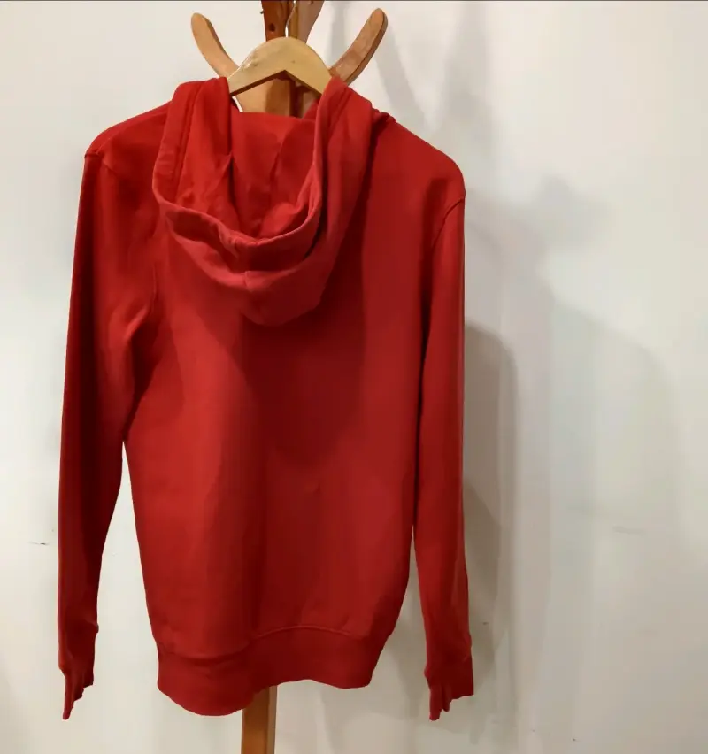 Polerón rojo con capucha - 2