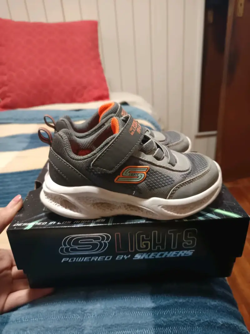 Zapatillas Skechers con luces gris - 1