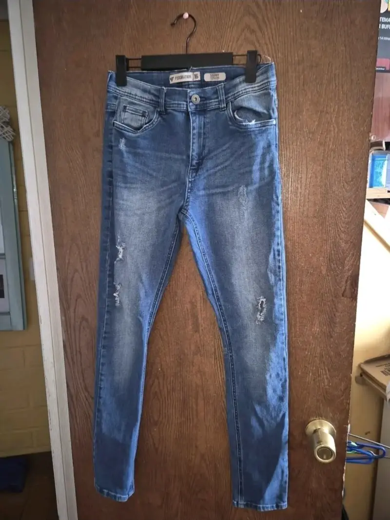 Jeans skinny azul desgastado