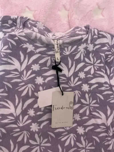 Polera floral morada nueva - miniatura 2