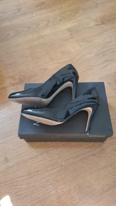 Zapatos de tacón negros brillantes - miniatura 3
