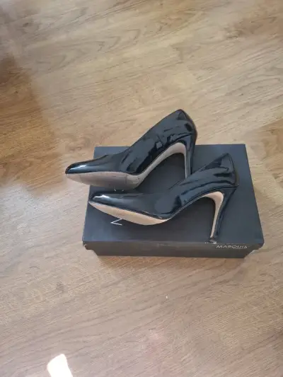 Zapatos de tacón negros brillantes - miniatura 4