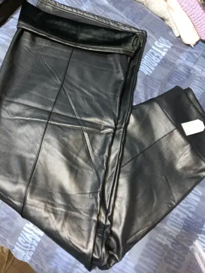 Pantalones negros de cuero sintético - miniatura 1