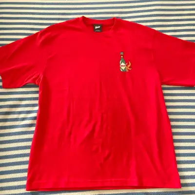 Polera roja con diseño gráfico - miniatura 1