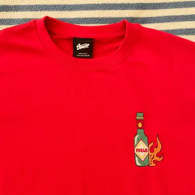 Polera roja con diseño gráfico - miniatura 2