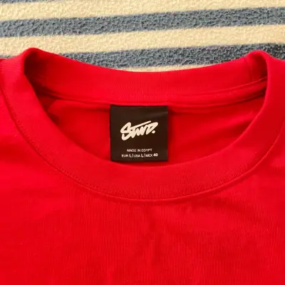 Polera roja con diseño gráfico - miniatura 4