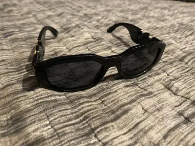 Lentes de sol negros con detalles dorados - miniatura 2