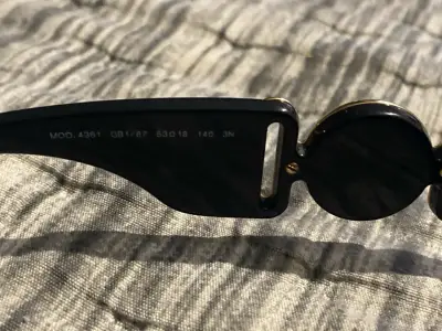 Lentes de sol negros con detalles dorados - miniatura 3