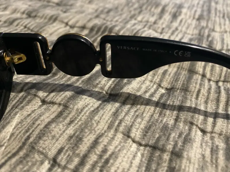 Lentes de sol negros con detalles dorados - 4