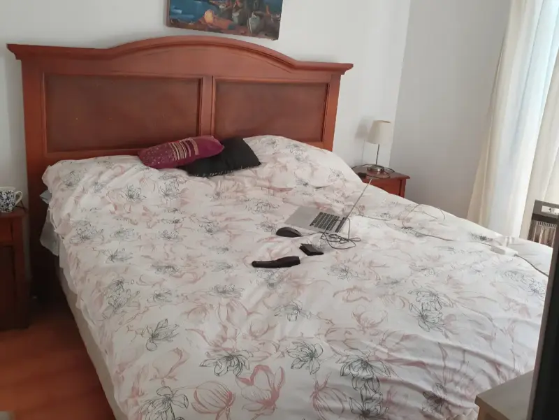 Cama king con cabecera de madera