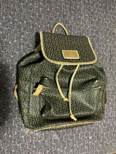 Mochila negra Guess con logo - miniatura 1