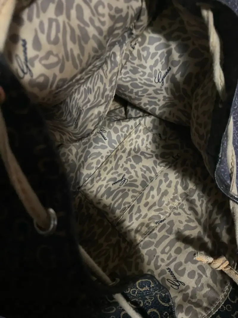 Mochila negra Guess con logo - 5