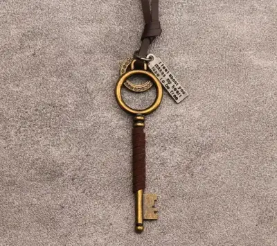 Collar con colgante de llave vintage - miniatura 1