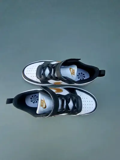 Zapatillas blancas y negras Nike - miniatura 2