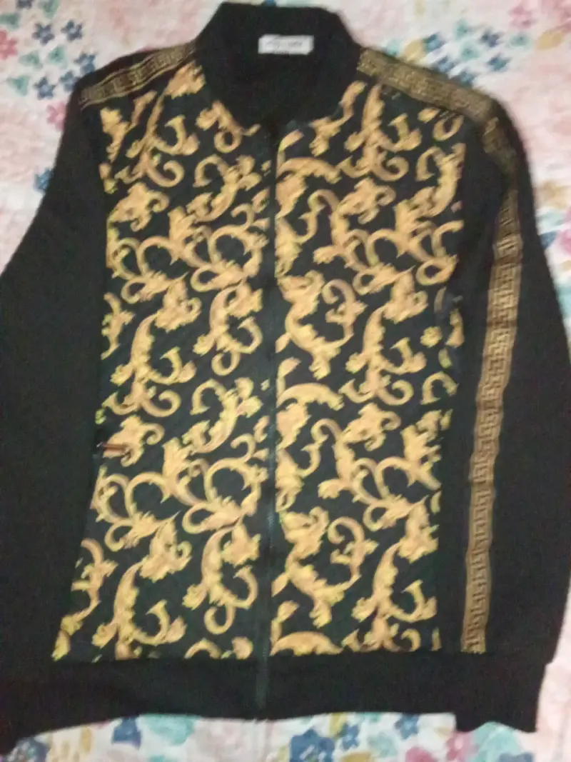 Chaqueta negra con patrón dorado
