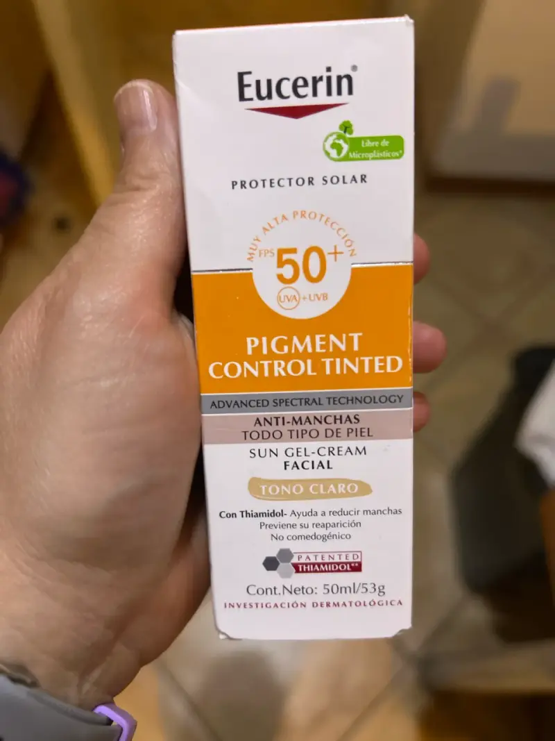 Protector solar Eucerin tono claro
