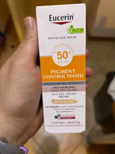 Protector solar Eucerin tono claro - miniatura 1