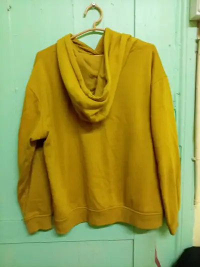 Polerón amarillo con gráfico - miniatura 2