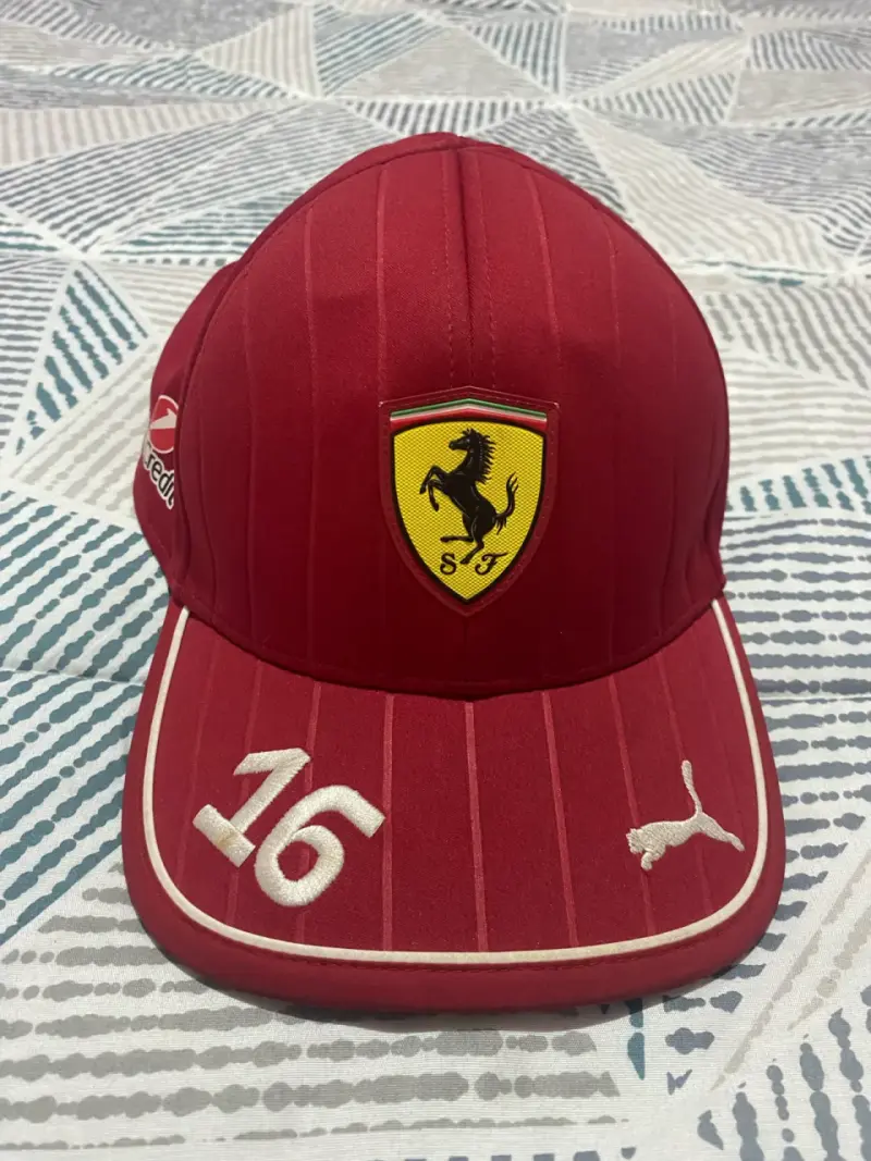 Gorra Roja Ferrari SF