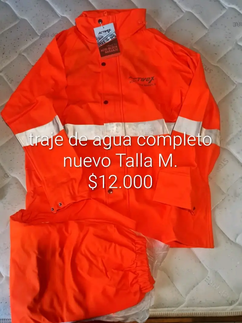 Traje de agua naranja nuevo