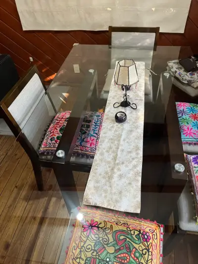 Mesa de comedor con sillas - miniatura 1