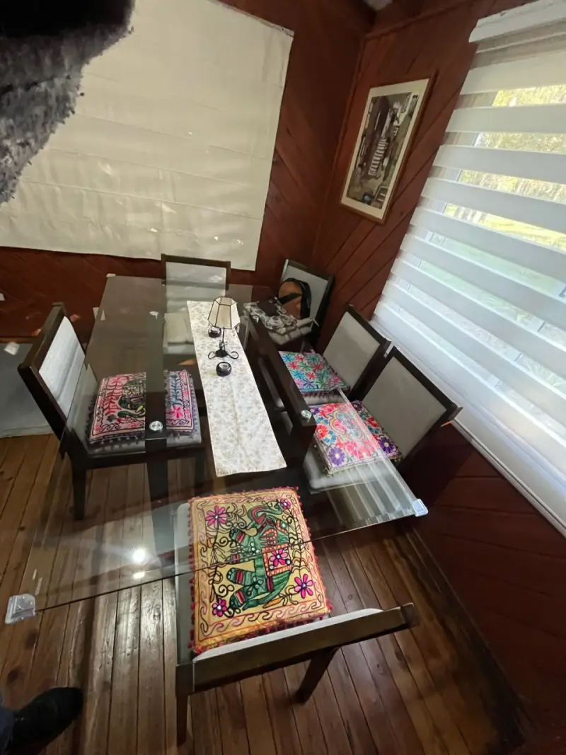 Mesa de comedor con sillas - 2