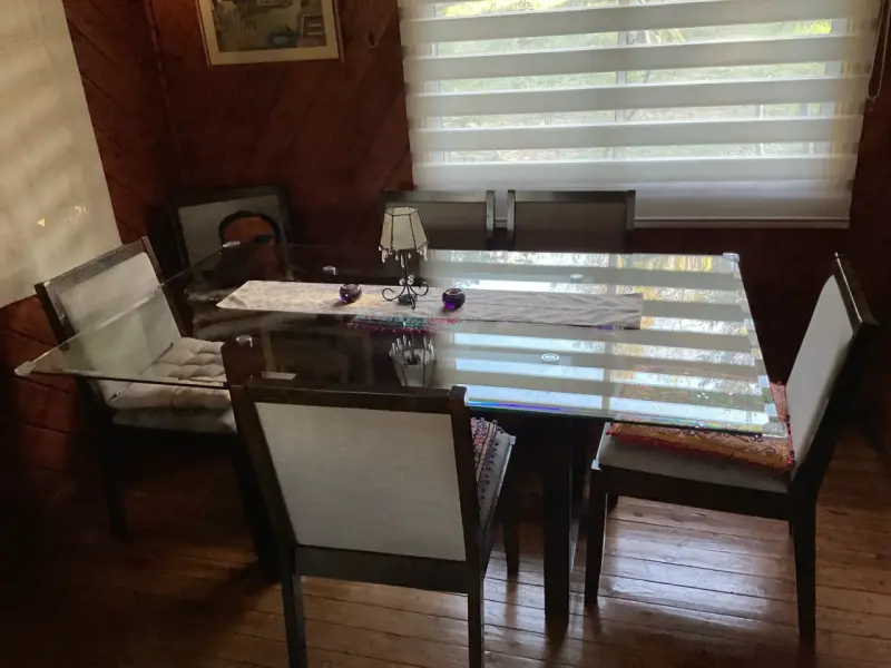 Mesa de comedor con sillas - 3