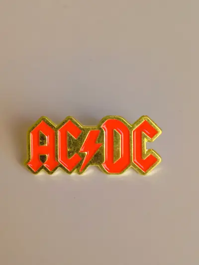 Pin metálico AC/DC - miniatura 1